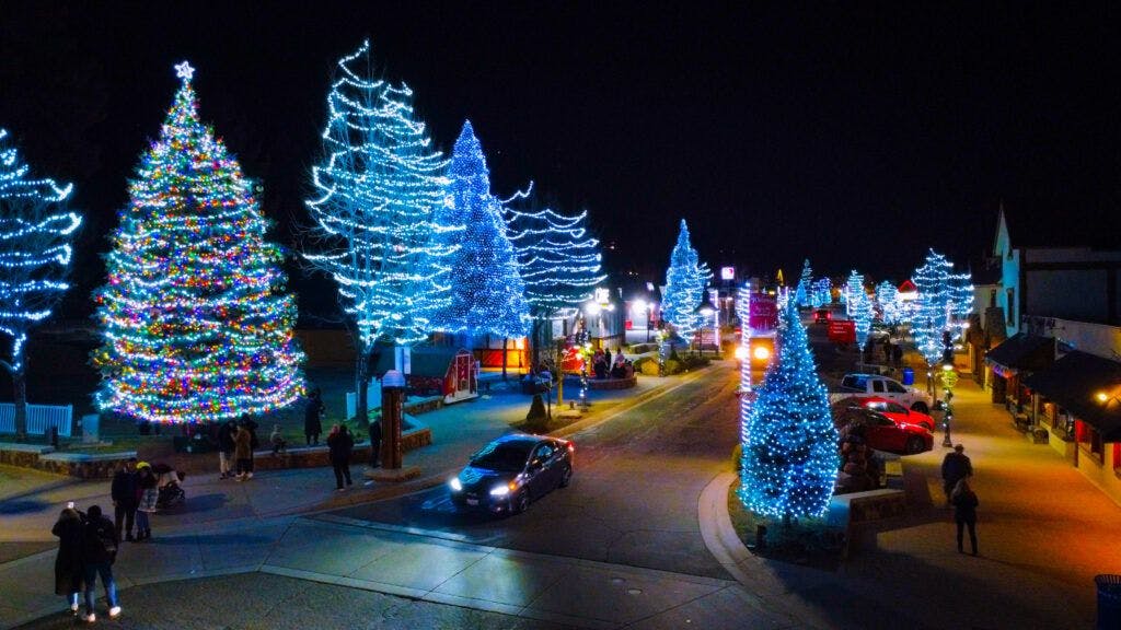 the-village-shops-and-courtyard-003