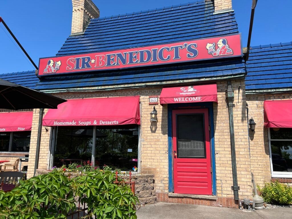 sir-benedict-s-tavern-on-the-lake-001