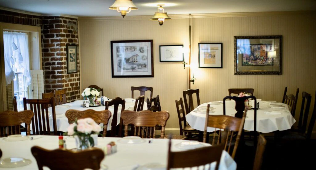 mrs-wilkes-dining-room-001