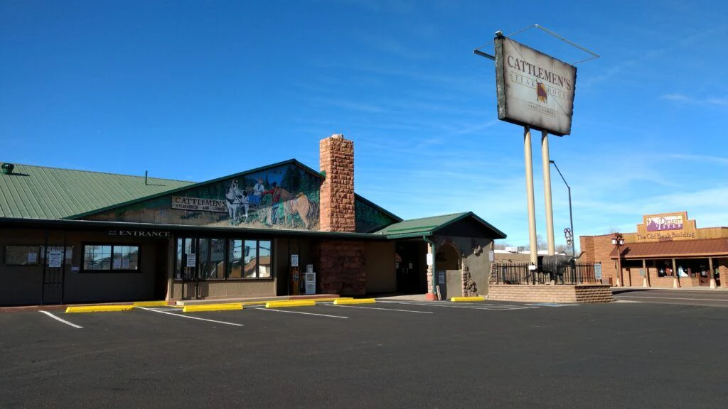 cattlemens-steakhouse-lounge-001