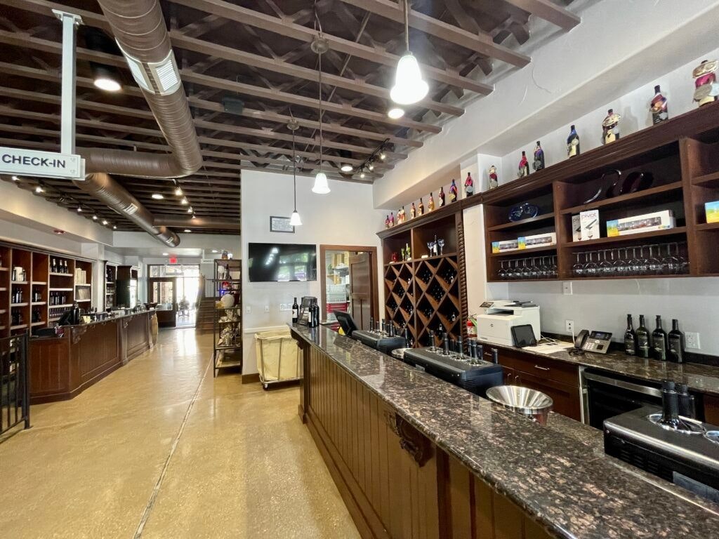 grape-creek-on-the-square-tasting-room-004