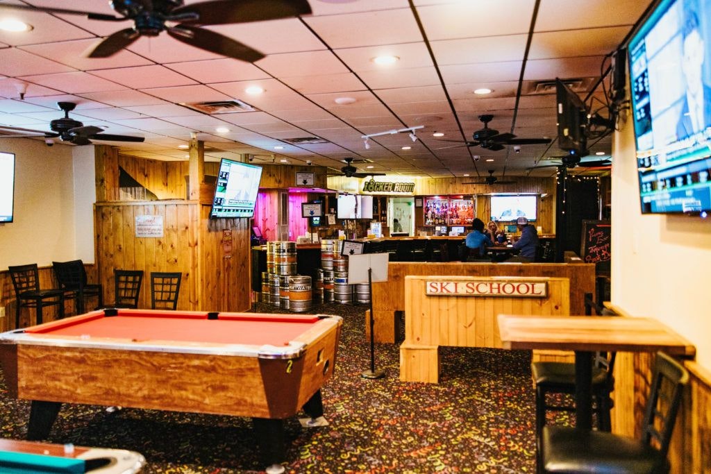 the-locker-room-sports-bar-008
