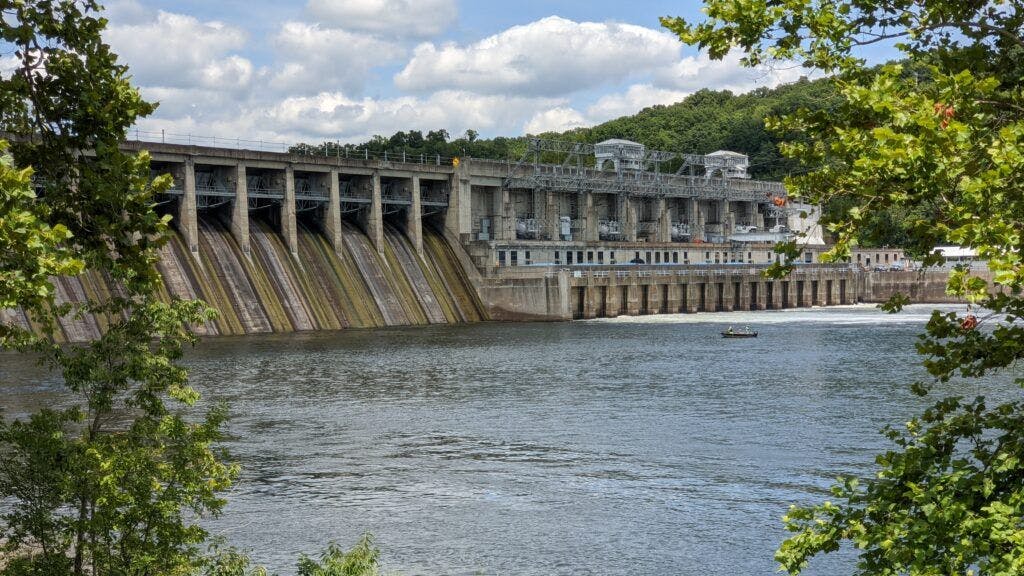 scenic-overlook-of-lake-of-the-ozarks-and-bagnell-dam-004