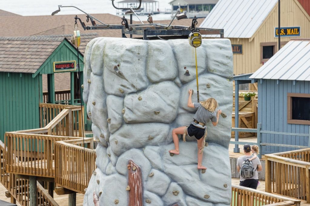 the-lucky-duck-entertainment-center-002