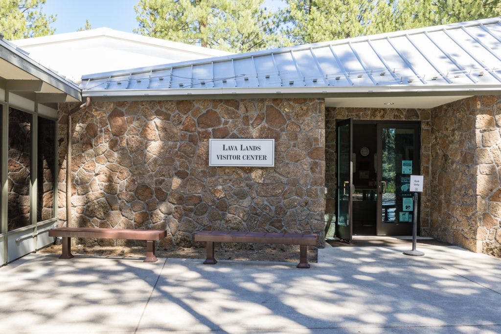 lava-butte-and-lands-visitor-center-012