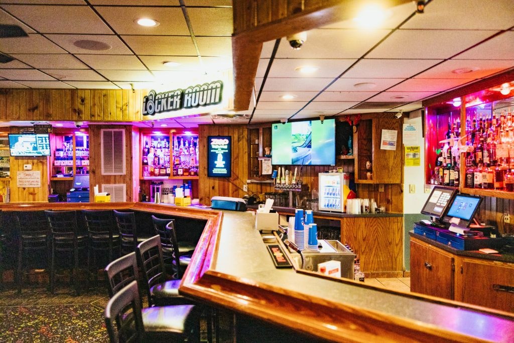 the-locker-room-sports-bar-010