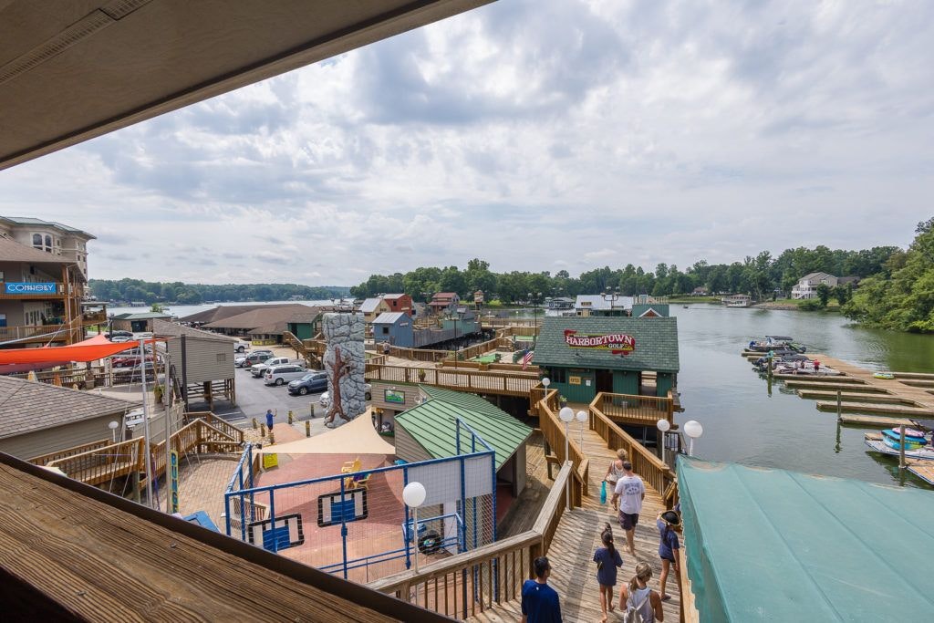 the-lucky-duck-entertainment-center-003