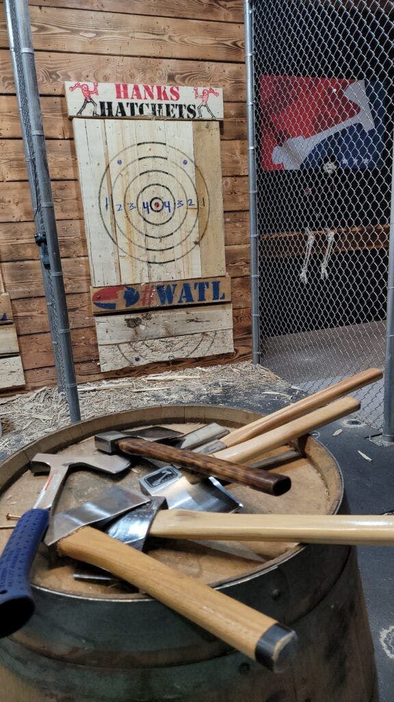 hank-s-hatchets-axe-throwing-004