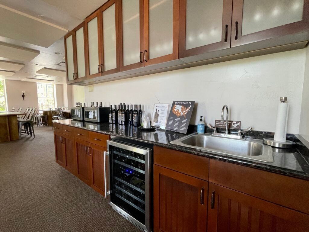 grape-creek-on-the-square-tasting-room-010