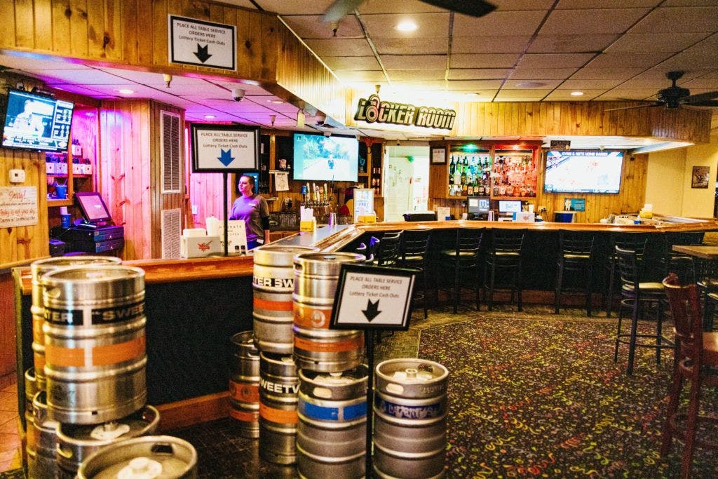 the-locker-room-sports-bar-009