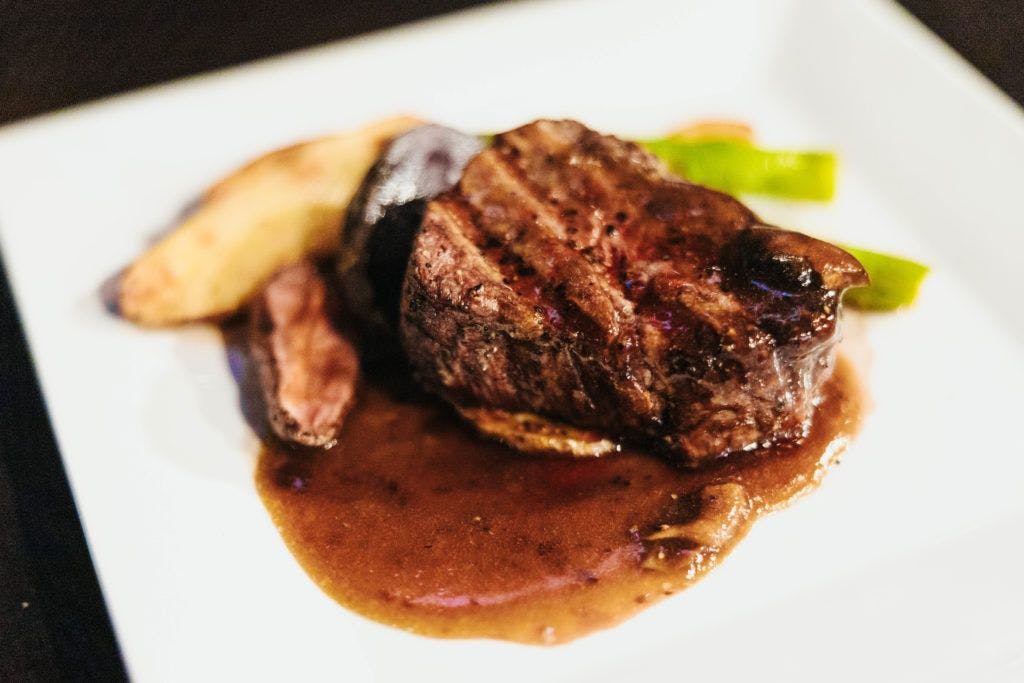 tuque-s-bar-and-grill-019