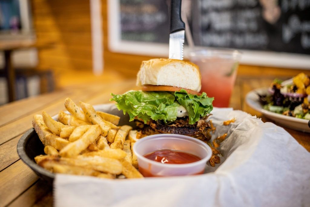 mango-s-bar-and-grill-001