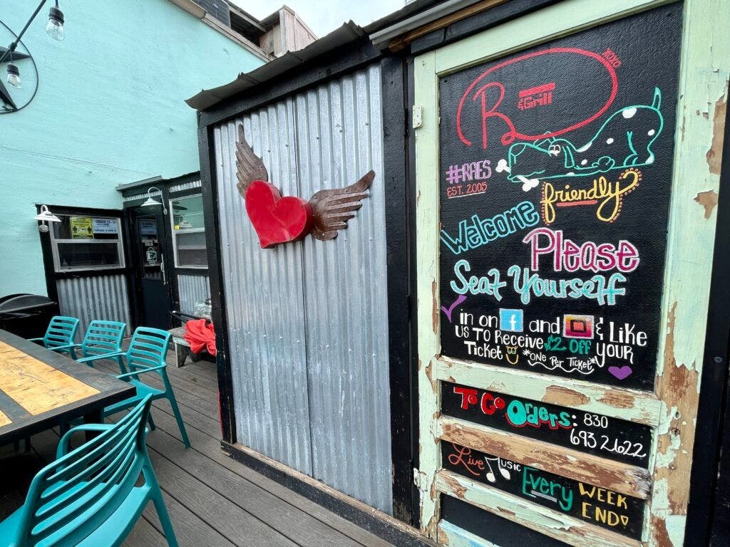 rae-s-rbar-and-grill-009