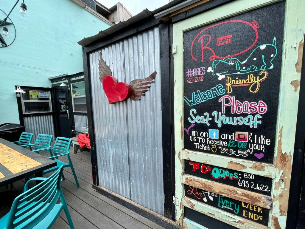 rae-s-rbar-and-grill-009