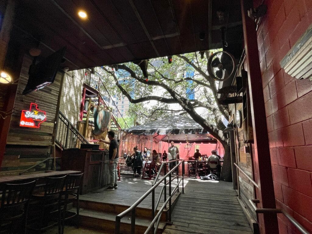 cooper-s-old-time-pit-bar-b-que-011