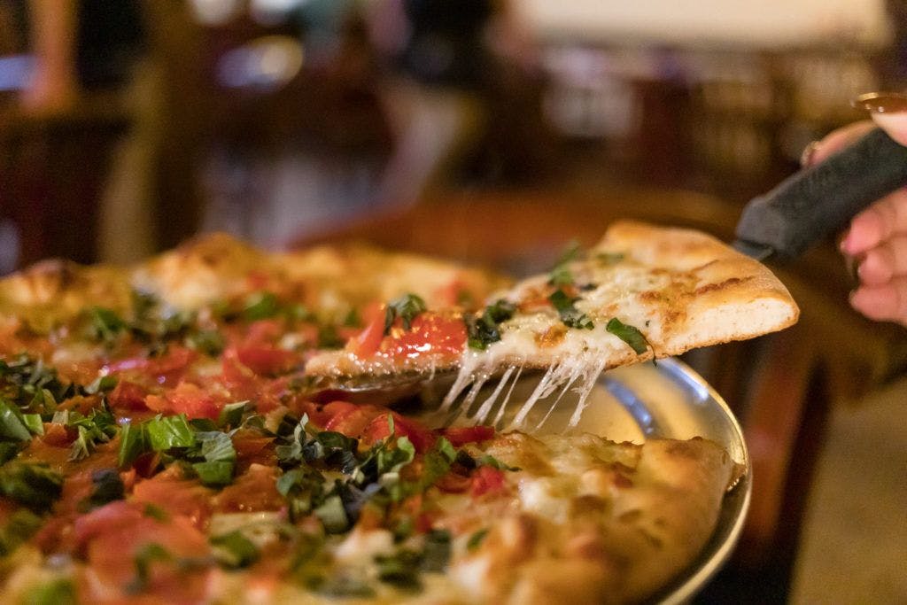 mama-teresa-s-flying-pizza-001