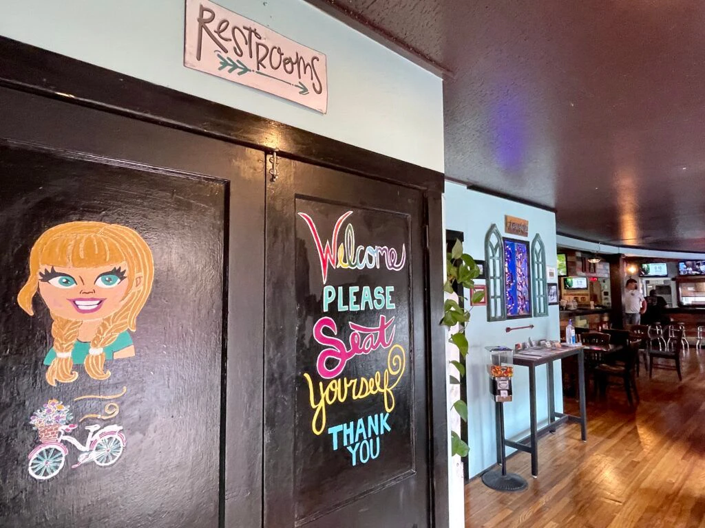 rae-s-rbar-and-grill-013