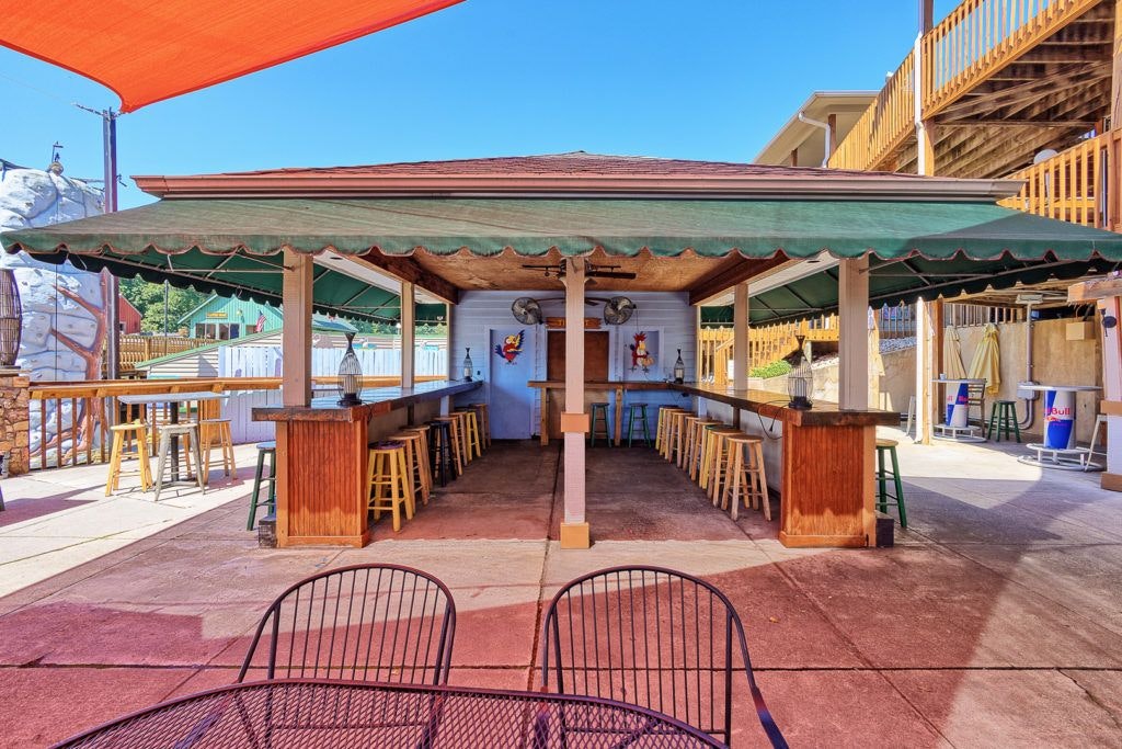 mango-s-bar-and-grill-029