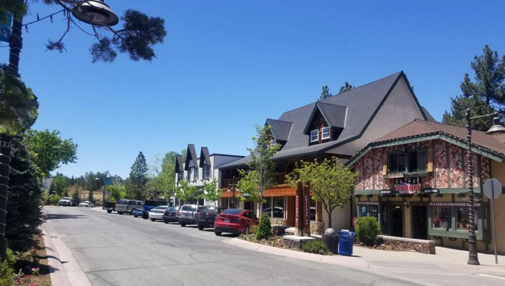 the-village-shops-and-courtyard-004