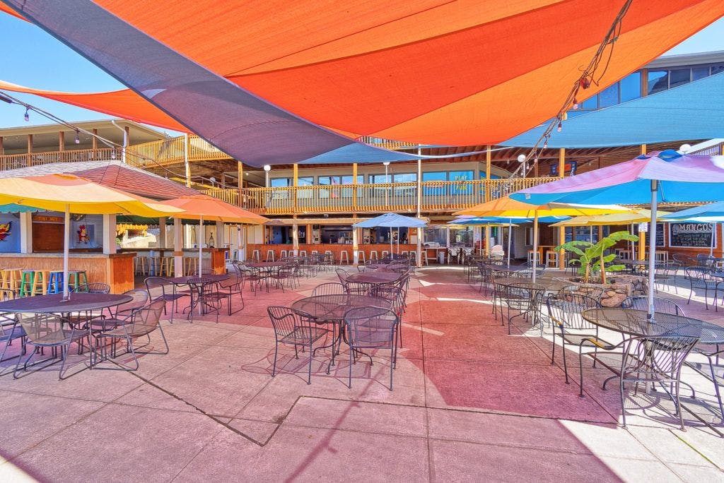 mango-s-bar-and-grill-024