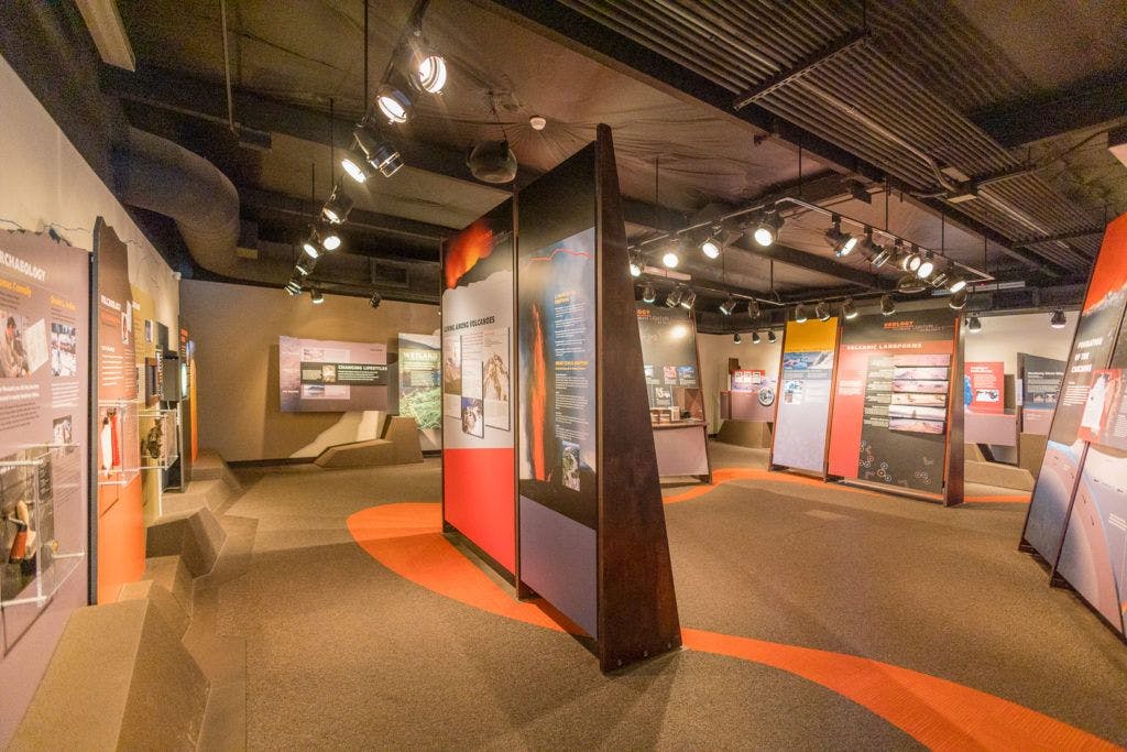 lava-butte-and-lands-visitor-center-010