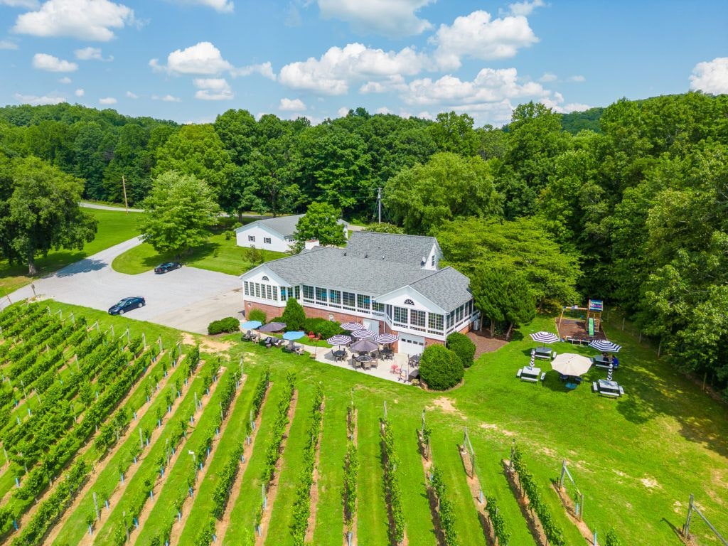 fables-and-feathers-winery-002