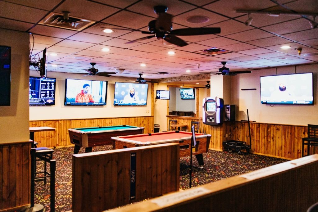 the-locker-room-sports-bar-007