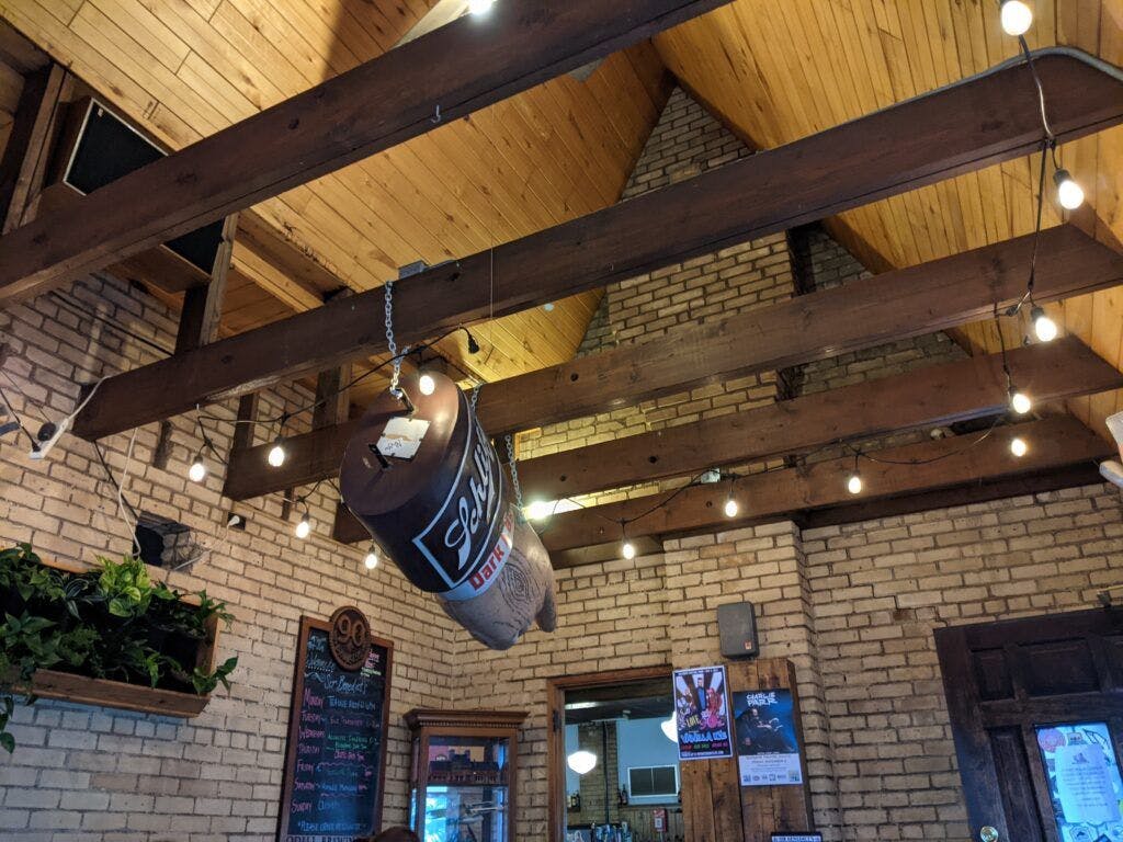 sir-benedict-s-tavern-on-the-lake-003