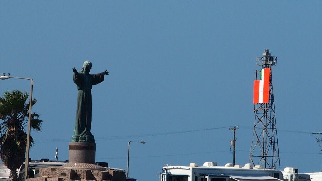 jesus-christ-of-the-fisherman-statue-004