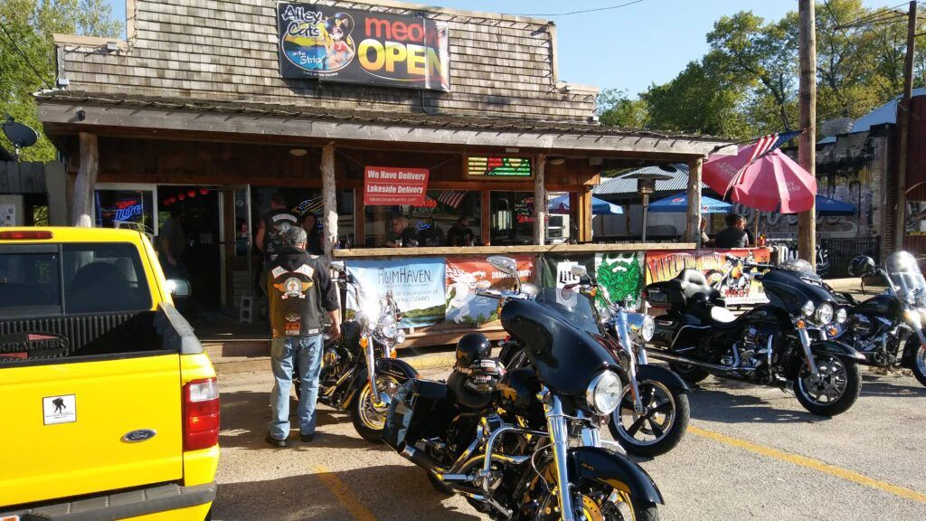 the-strip-at-the-bagnell-dam-entrance-004