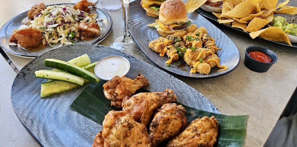 tommy-bahama-marlin-bar-and-store-002