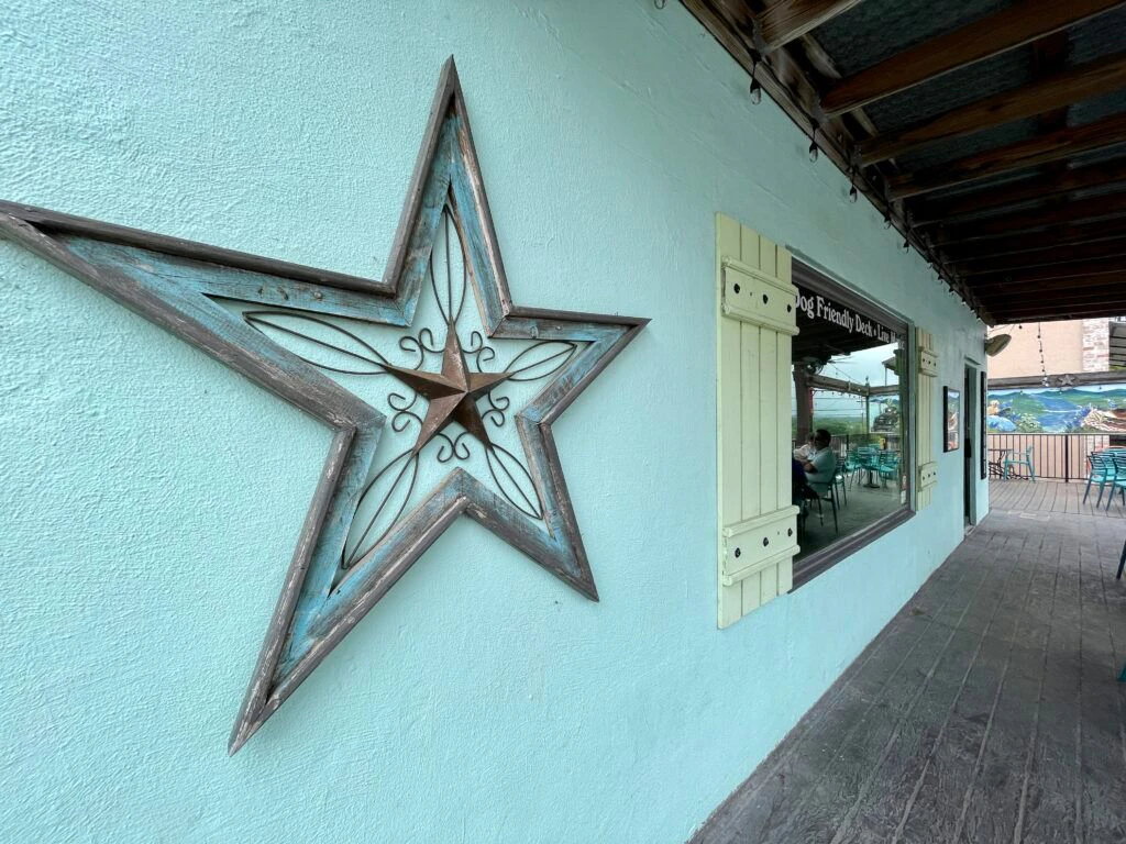 rae-s-rbar-and-grill-012