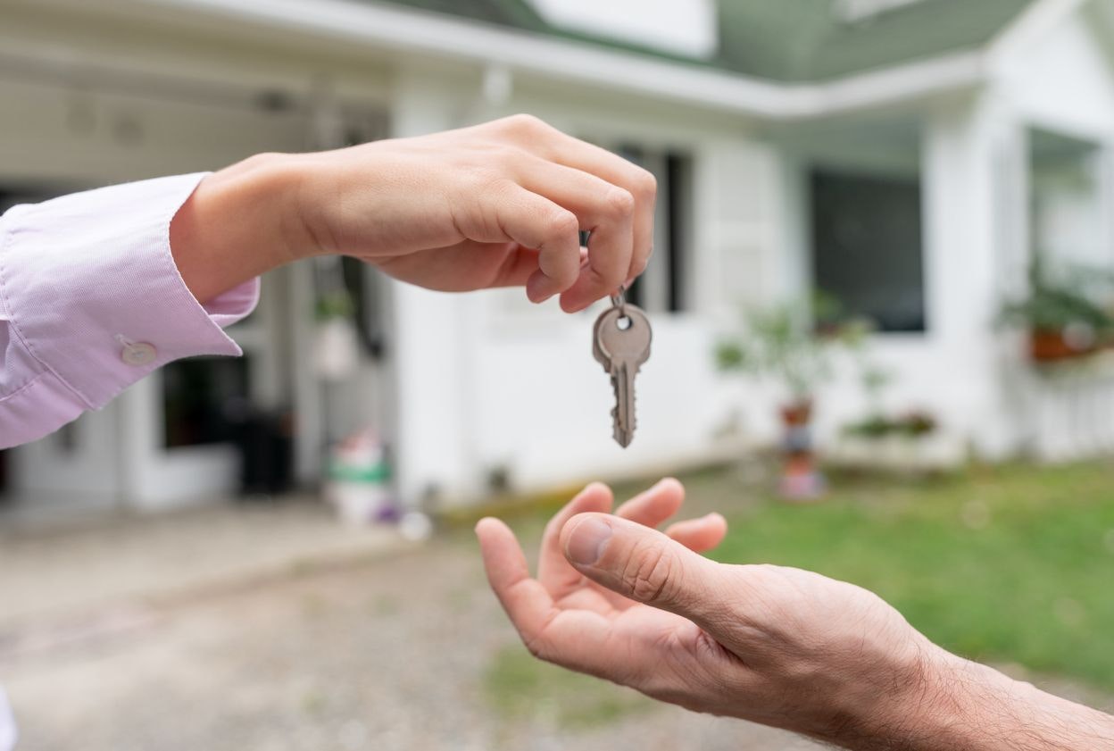 how-important-is-being-a-superhost-on-airbnb-hero