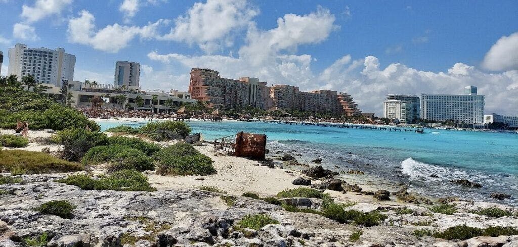punta-cancun-lighthouse-002