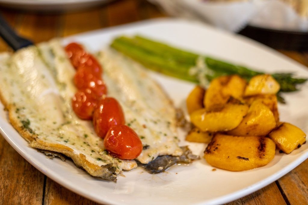 mango-s-bar-and-grill-008