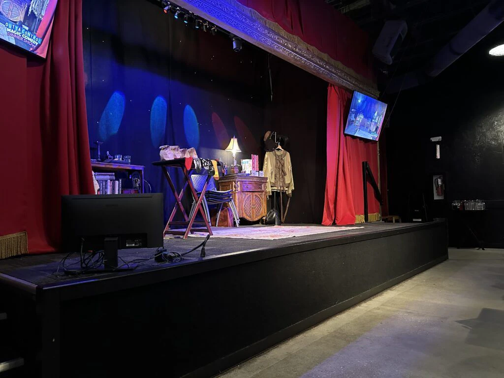 the-outta-control-magic-comedy-dinner-show-004