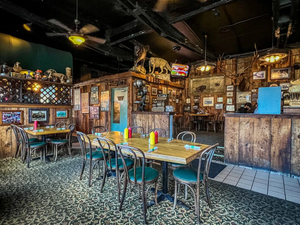 lardos-grill-and-saloon-003