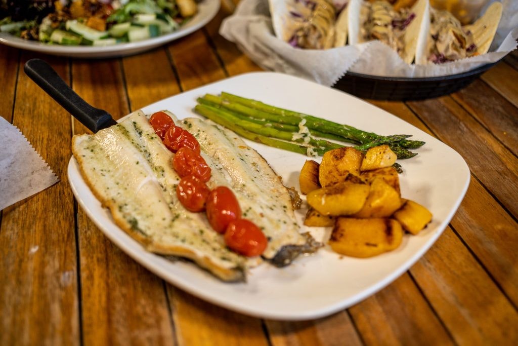 mango-s-bar-and-grill-004