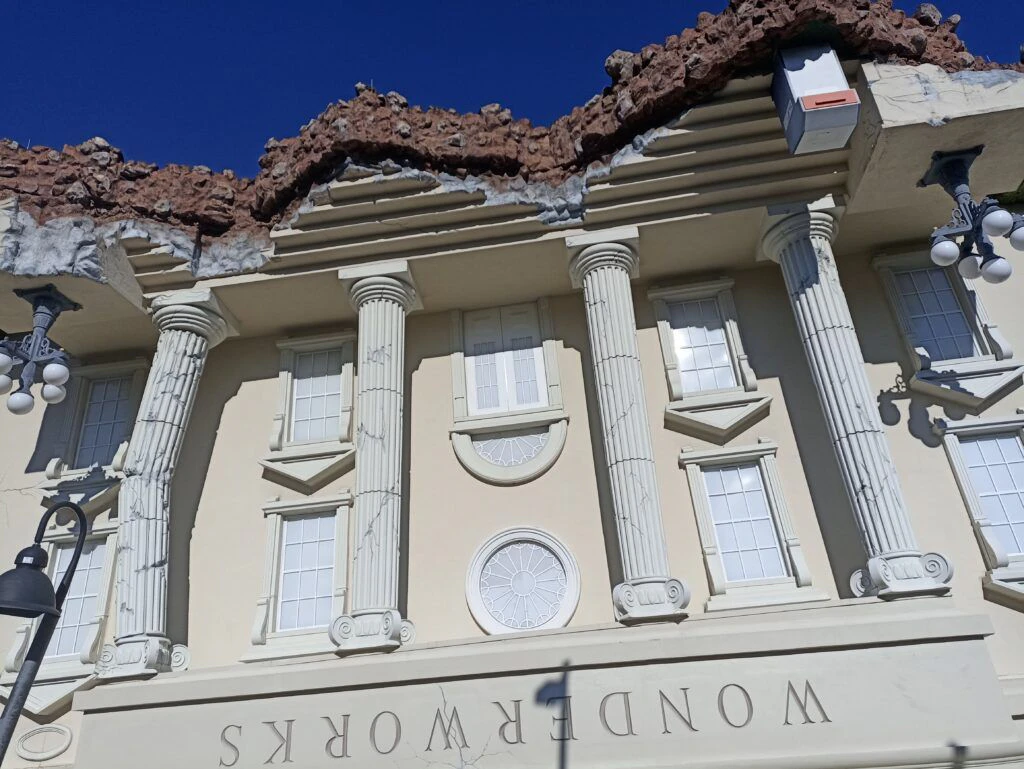 the-outta-control-magic-comedy-dinner-show-001