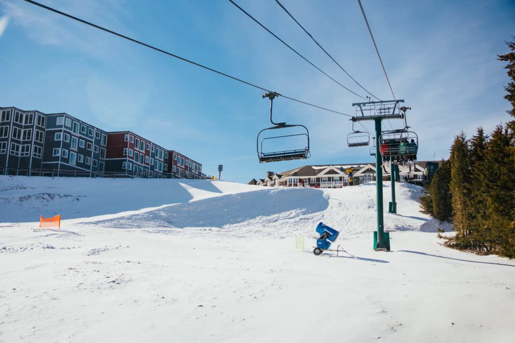 skiing-and-snowboarding-on-snowshoe-mountain-002