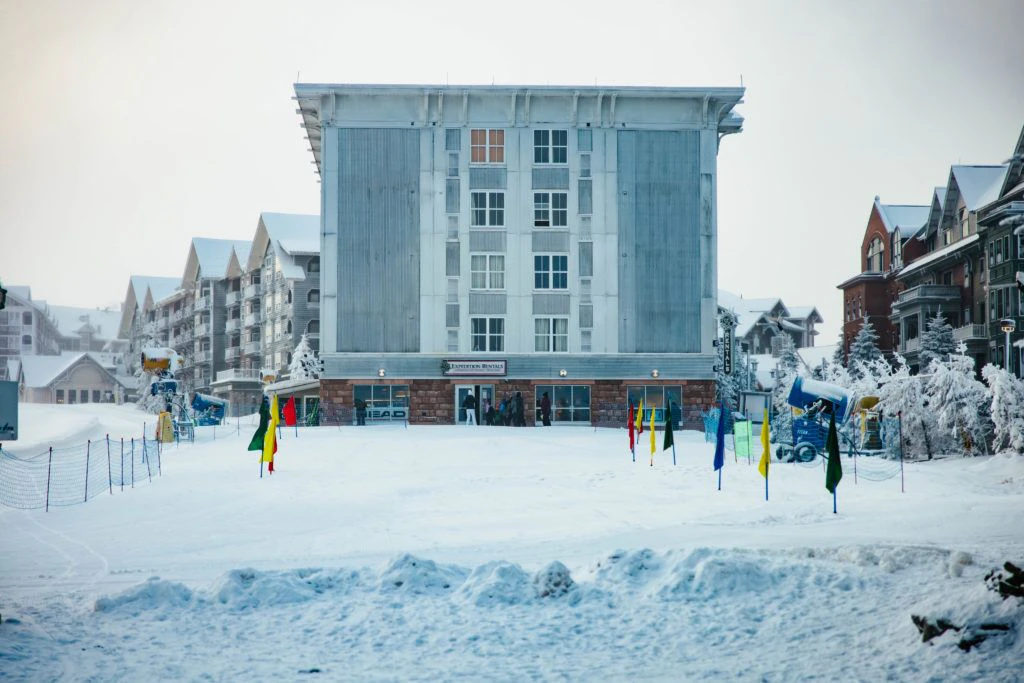 skiing-and-snowboarding-on-snowshoe-mountain-022