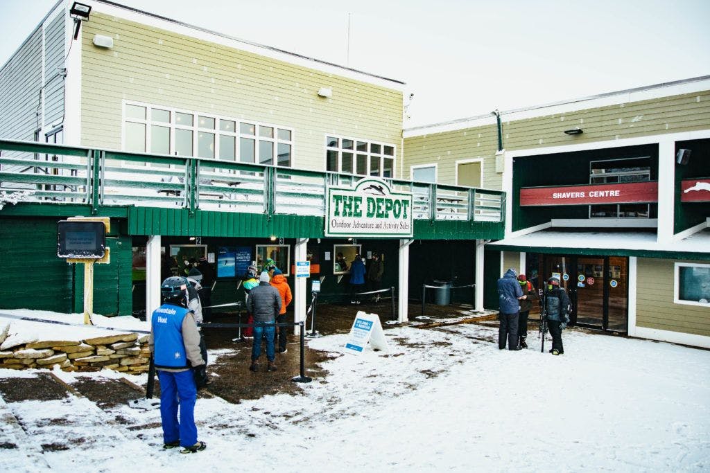 skiing-and-snowboarding-on-snowshoe-mountain-016