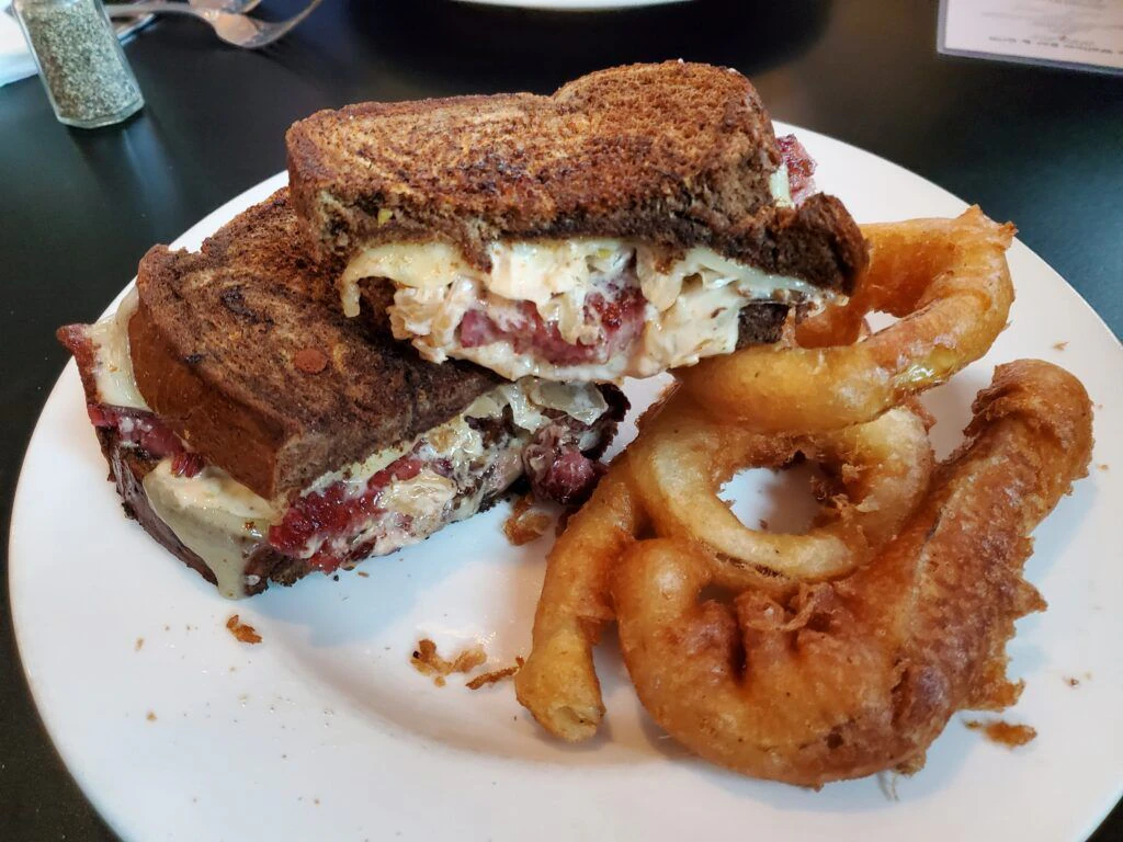 the-wallow-bar-and-grill-002