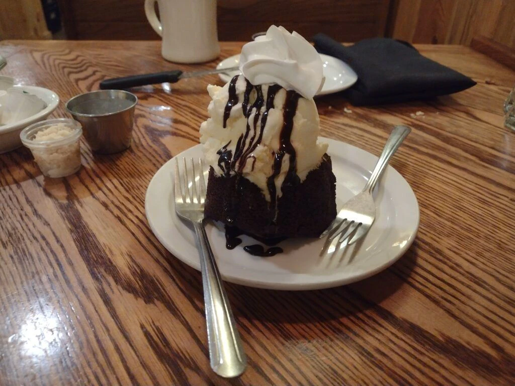 cattlemens-steakhouse-lounge-003