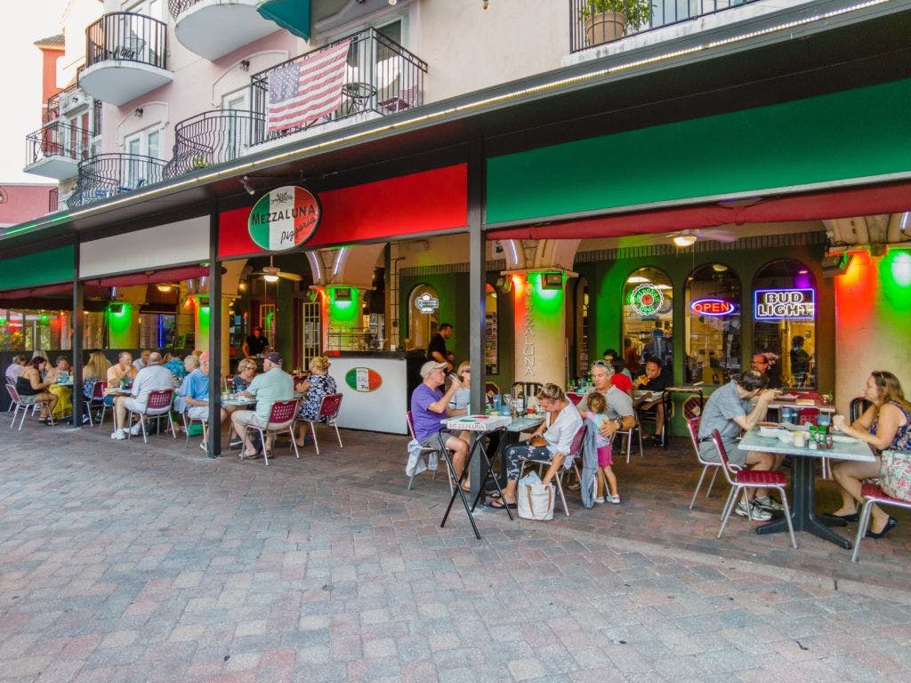 mezzaluna-pizzeria-001