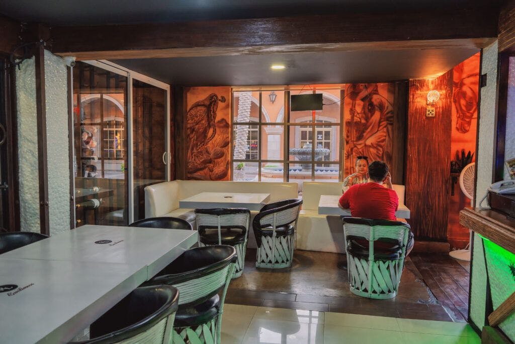 emiliano-s-sport-bar-022