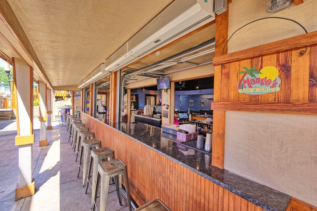 mango-s-bar-and-grill-028