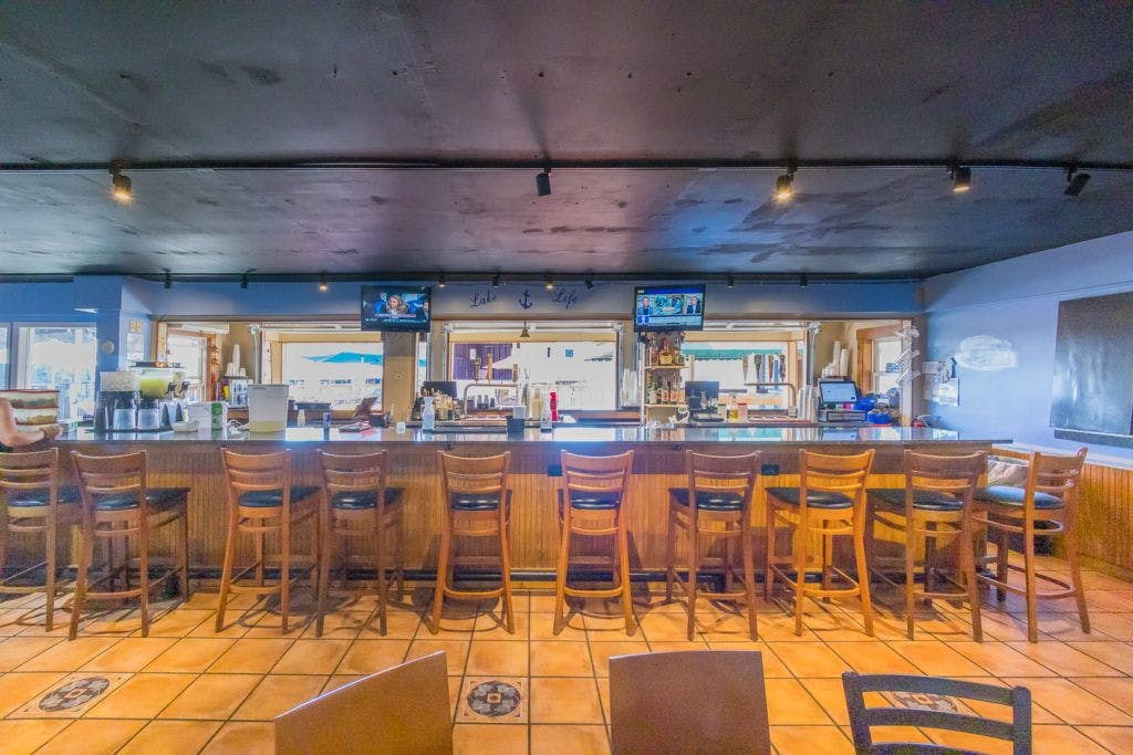 mango-s-bar-and-grill-027