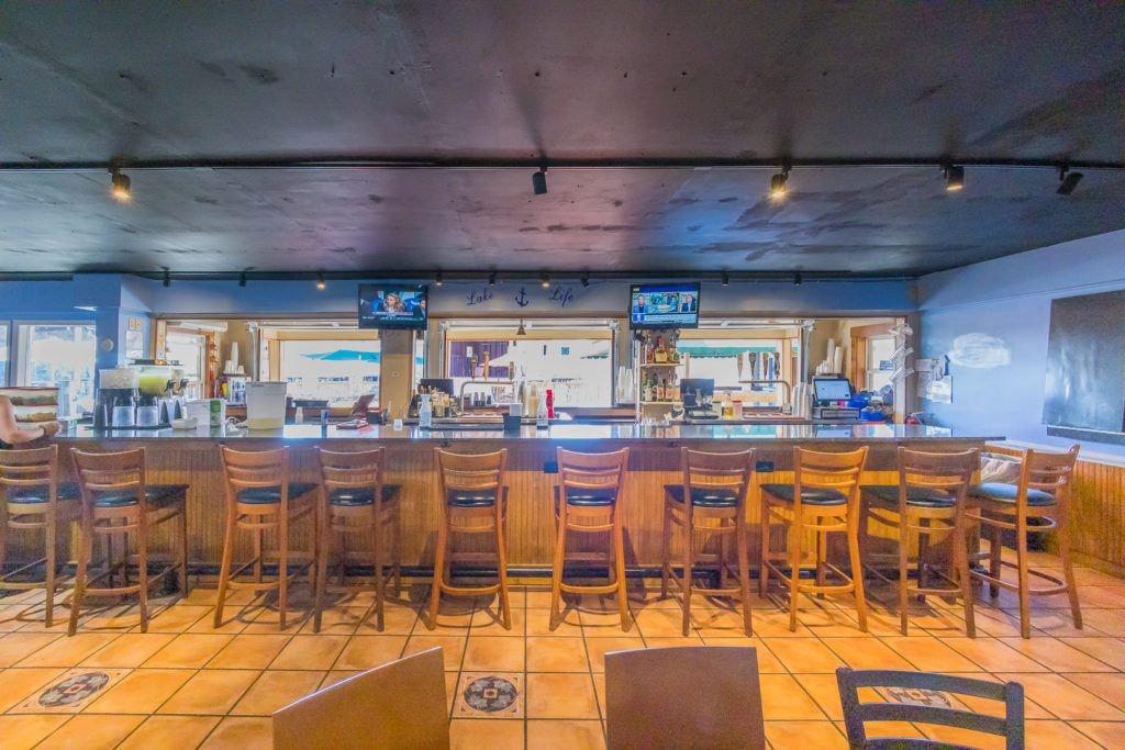 mango-s-bar-and-grill-027